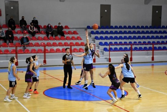 Με δύο πρόσωπα οι νεανίδες, υπέταξαν τον Ιωνικό στο Γέρακα.