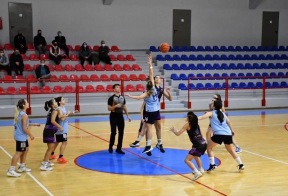 Με δύο πρόσωπα οι νεανίδες, υπέταξαν τον Ιωνικό στο Γέρακα.
